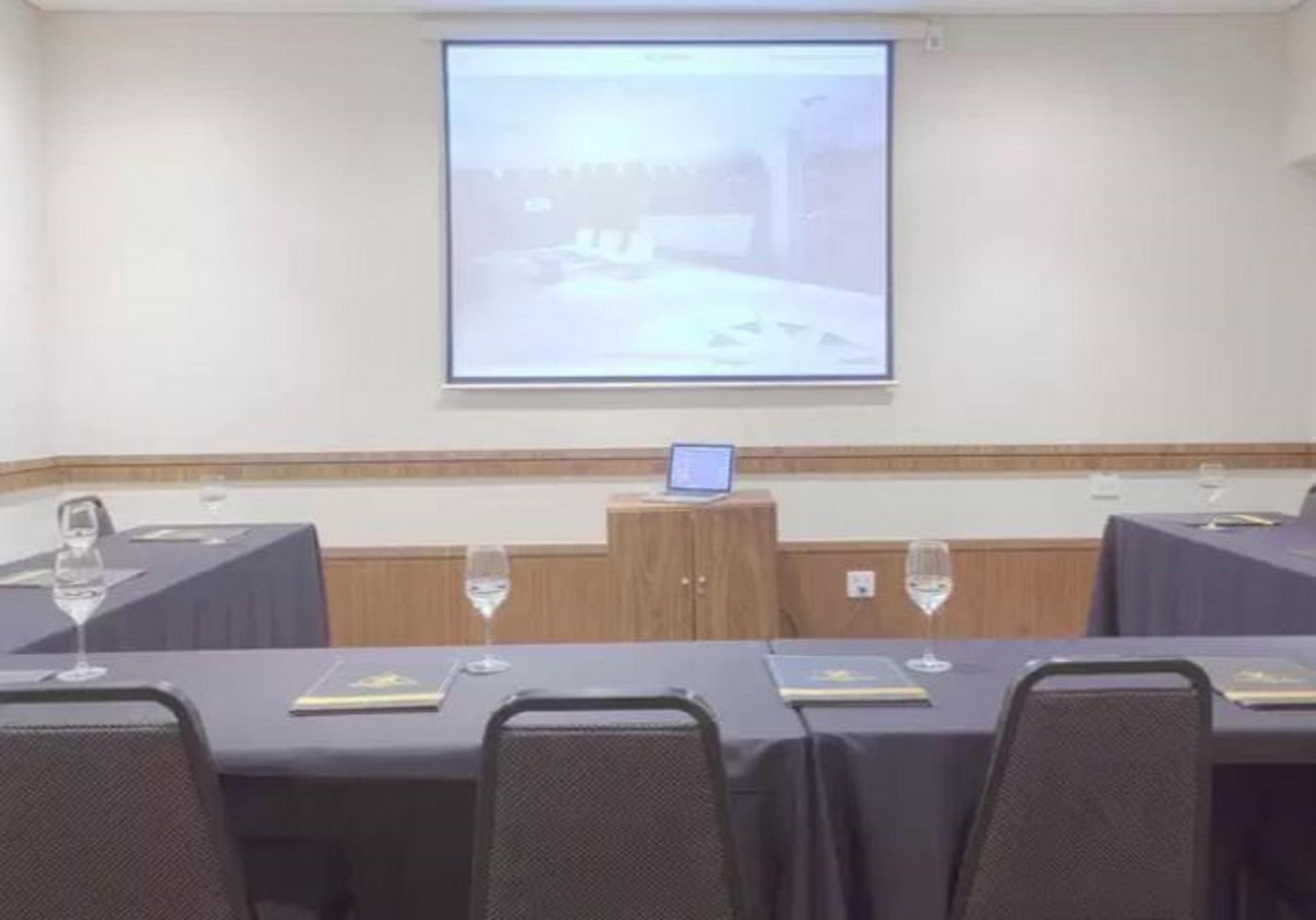 Royal Boutique Savassi Hotel Belo Horizonte Luaran gambar A projection screen in a meeting room