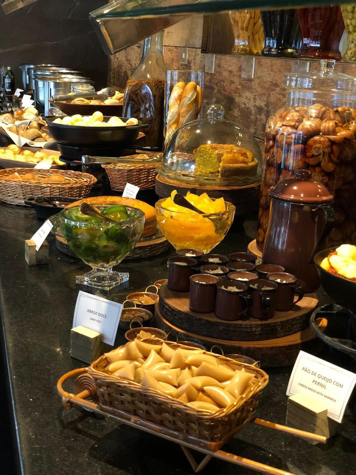 Royal Boutique Savassi Hotel Belo Horizonte Luaran gambar A selection of desserts at a buffet