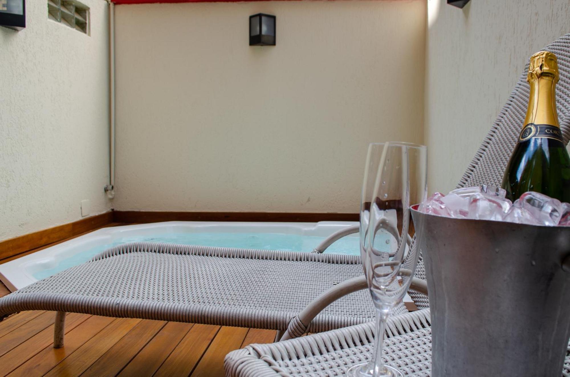Royal Boutique Savassi Hotel Belo Horizonte Luaran gambar A private hot tub at a hotel