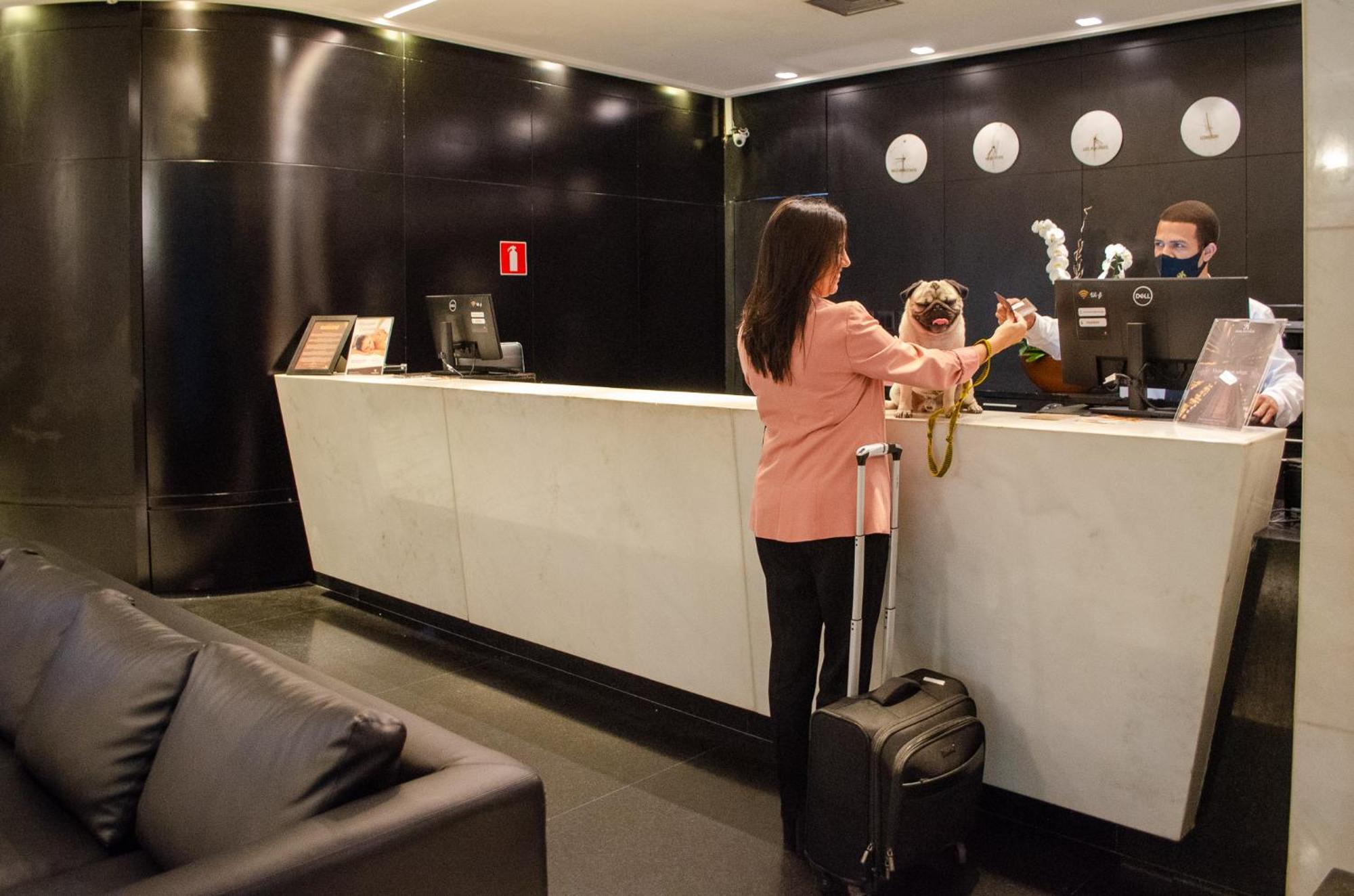 Royal Boutique Savassi Hotel Belo Horizonte Luaran gambar A hotel receptionist at work